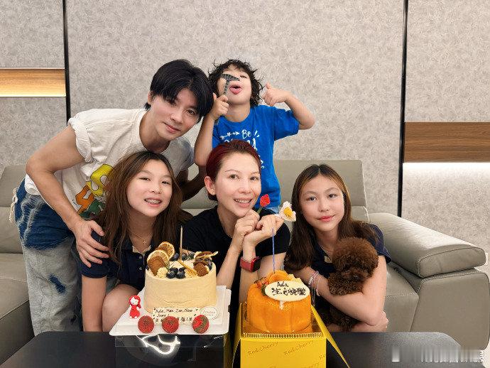 ​​​​蔡少芬张晋一家五口合照张晋发文为蔡少芬庆祝生日，两个女儿越长越像妈妈，小
