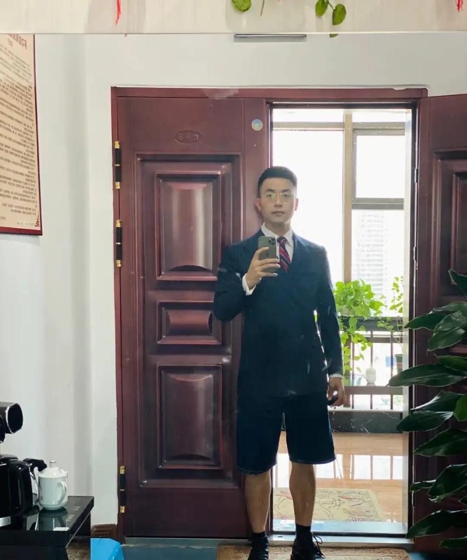 有人问我为什么市面上到处都是教男孩子如何讨好女性？你听我一句，你在当地整一套自己