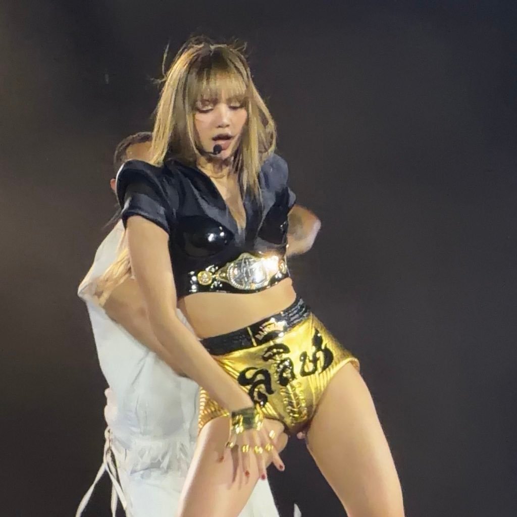 原来Lisa昨天solo舞台的服装上写的是自己的名字🤩ลลิษาLALISA