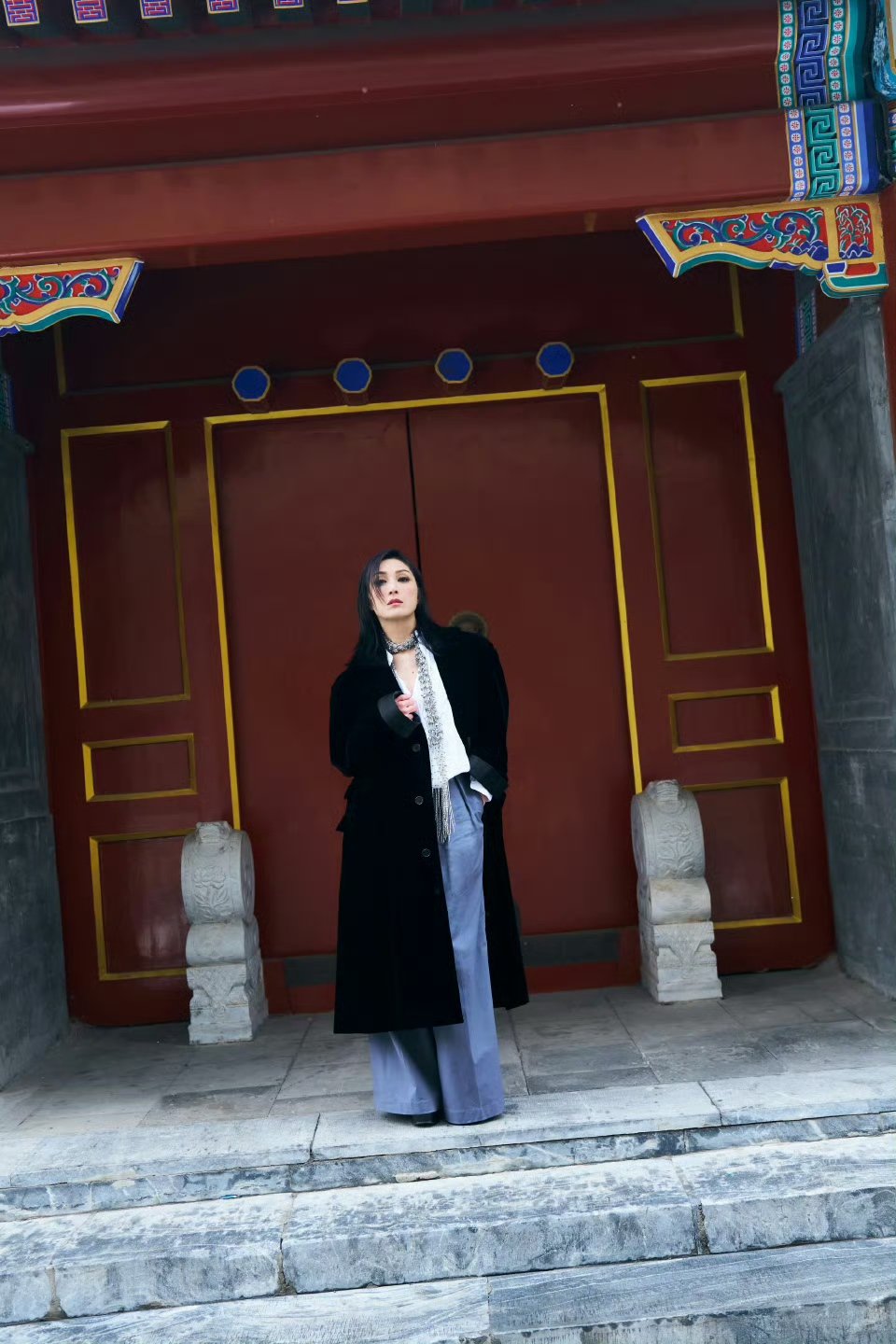 杨千嬅后背贴了十个暖宝宝刷到杨千嬅热到迷糊的片段直接被圈粉，她一边疑惑为什么这