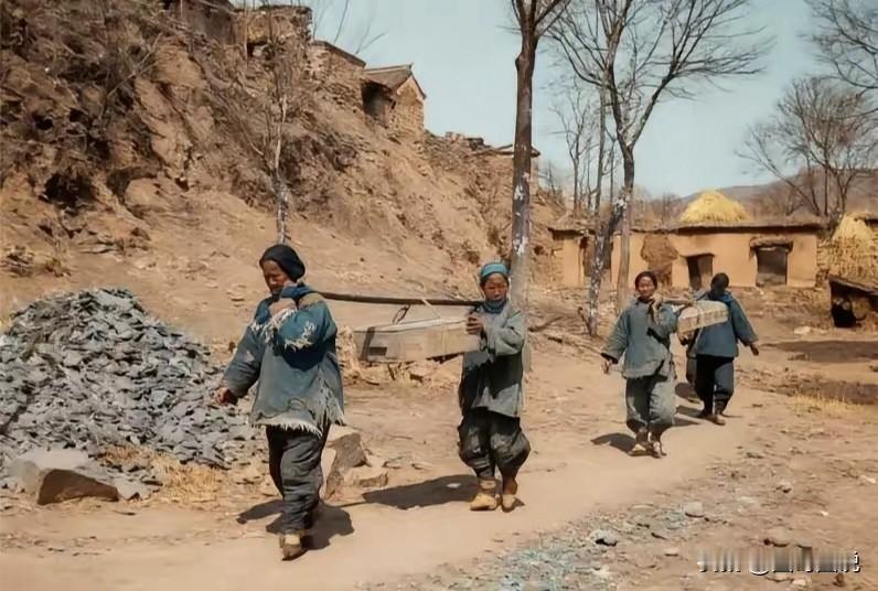 抗战时期，山西人民支援抗战的温馨一幕，几名当地妇女抬着几箱枪支弹药，正在运往前线