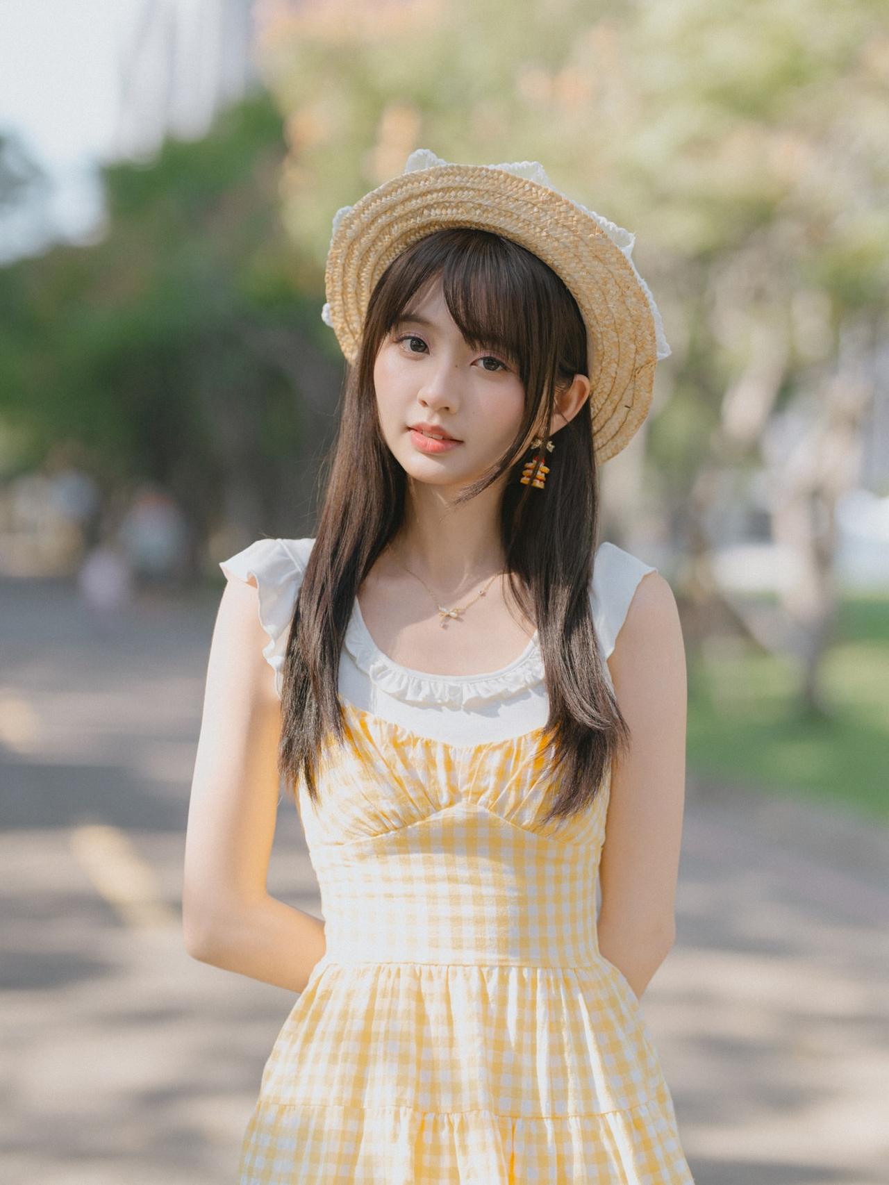 夏日清新穿搭，黄色格子裙搭配草帽，少女感满满！🌞👗👒分享美女穿搭服饰魅力