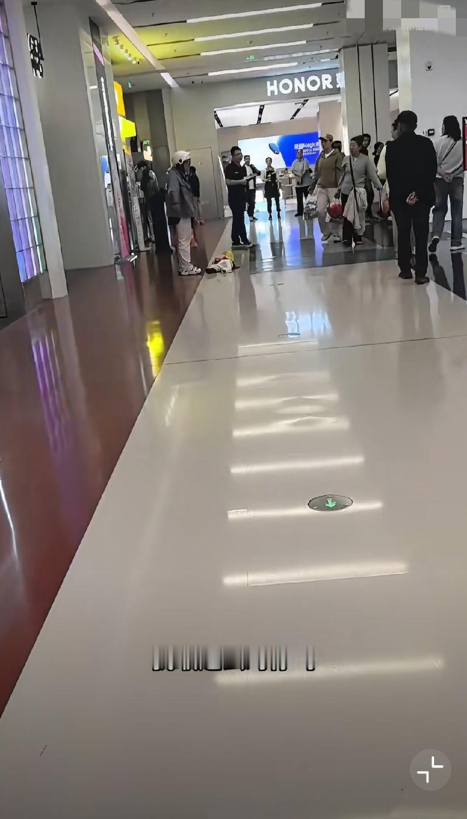 大连某商场，22岁的单亲妈妈独自带着两岁孩子送外卖，生活重压之下情绪彻底崩溃，看