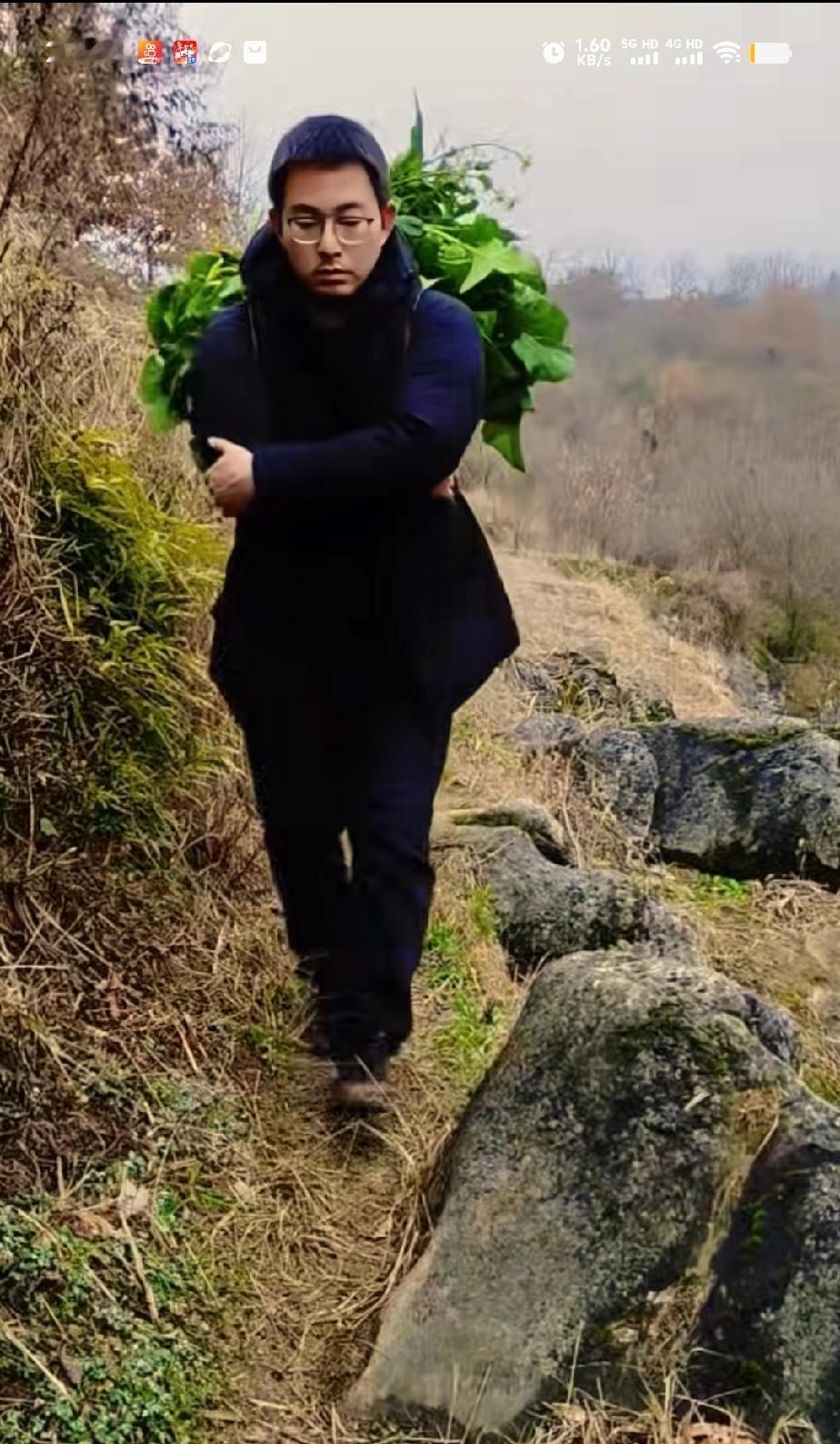 胡龙为何能留在贵州？其一，他尚未成家，寻亲成功为他带来了一波流量，他需抓住这一