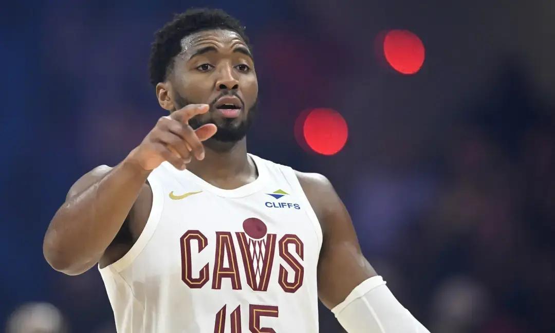 骑士正在悄悄计算，送走米切尔和留下他，哪个成本更高。老板给管理层下了死命令