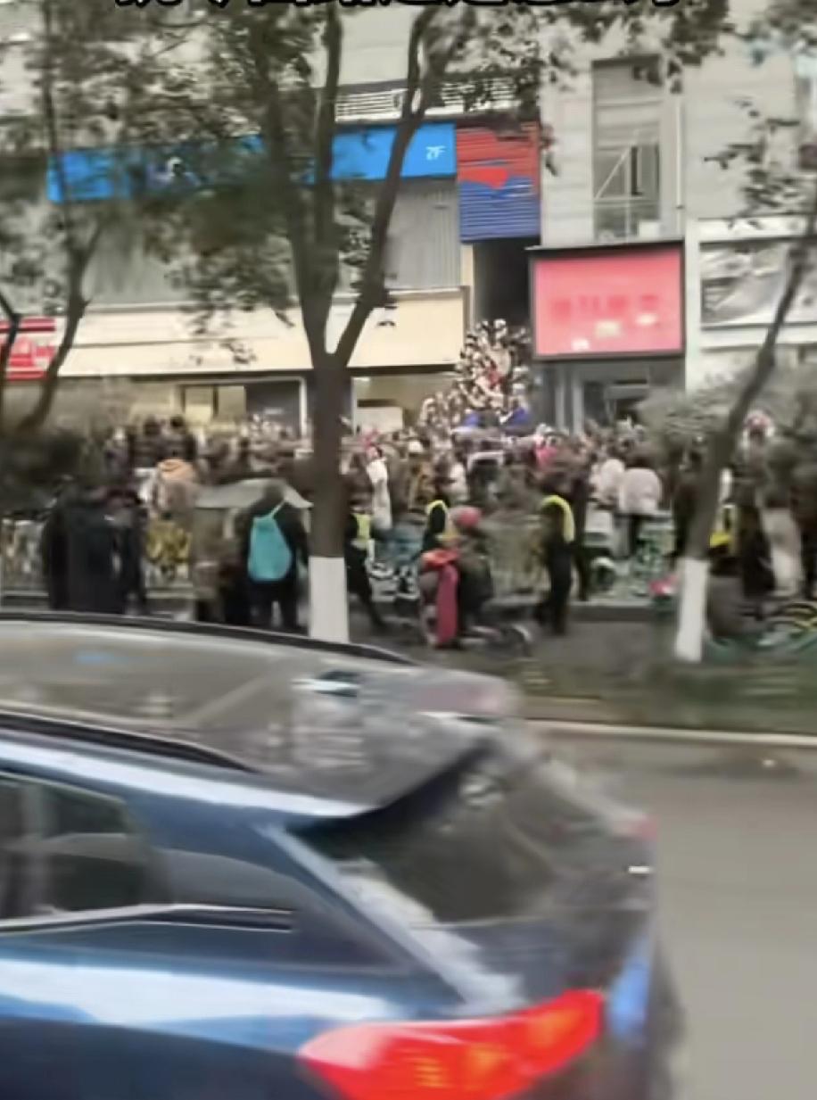 成都女子家门口遇害案的积极意义，可以推动精神病等犯了罪与普通人对等。大家发现一个