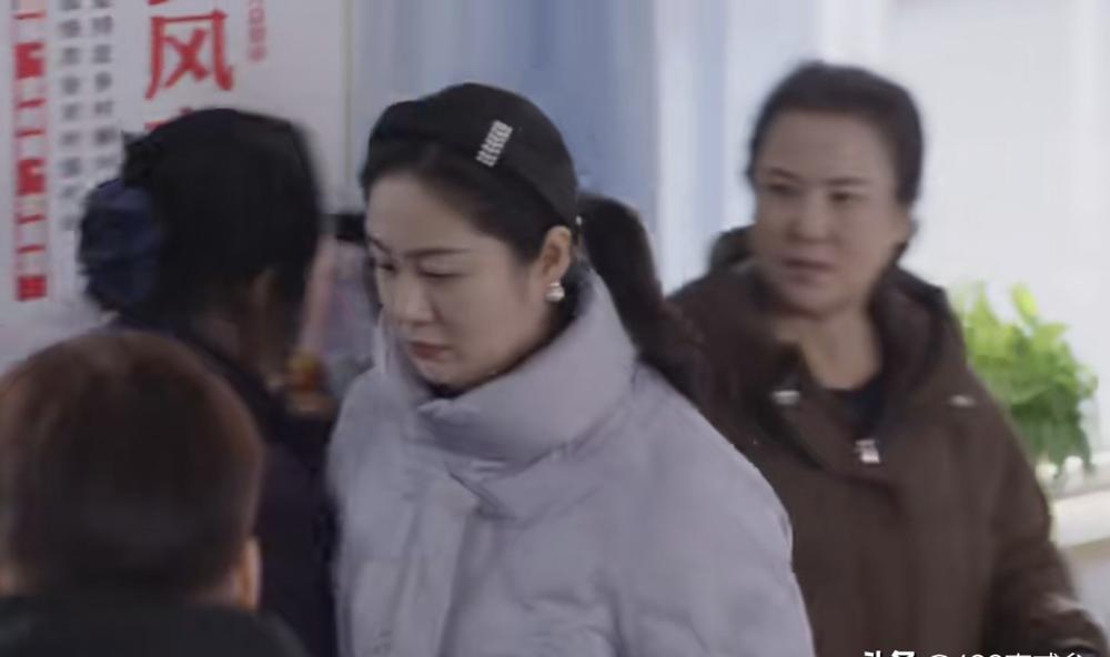 王小蒙把选票攥成纸团那一刻，象牙山二十年的夫妻信任彻底碎了。谢永强带着豆腐厂全