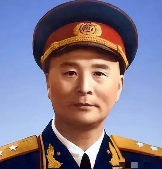 1936年，一位老大娘上山采野果。突然发现一大群苍蝇，在草丛上“嗡嗡嗡”盘旋，她