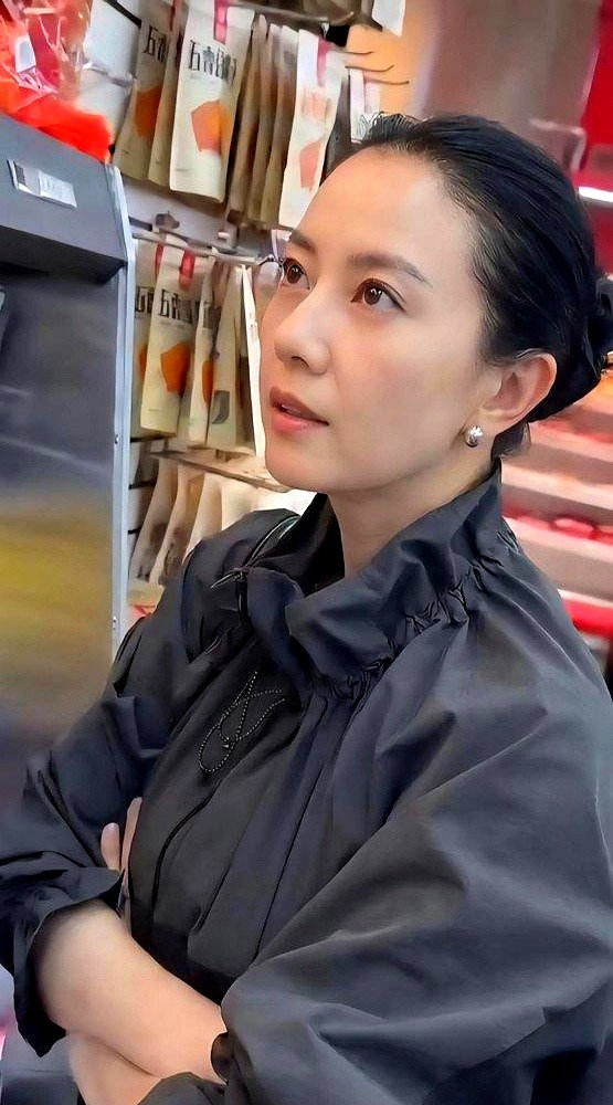 高圆圆一个人在超市挑菜被路人拍到，没戴口罩也没带助理，穿得跟普通大姐没两样。快五十岁的人，眼角爬了细