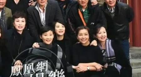 即使她定居美国快20年了，她在中国还是那么红，资源好的不得了，电视、电影、话剧、