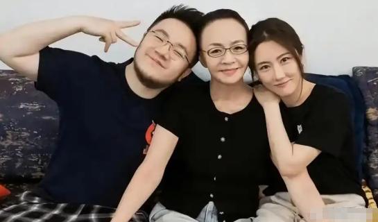 宋丹丹曾经坦率地说：我儿子巴图2017年结婚，他的妻子王博谷，压根就不是个安分守