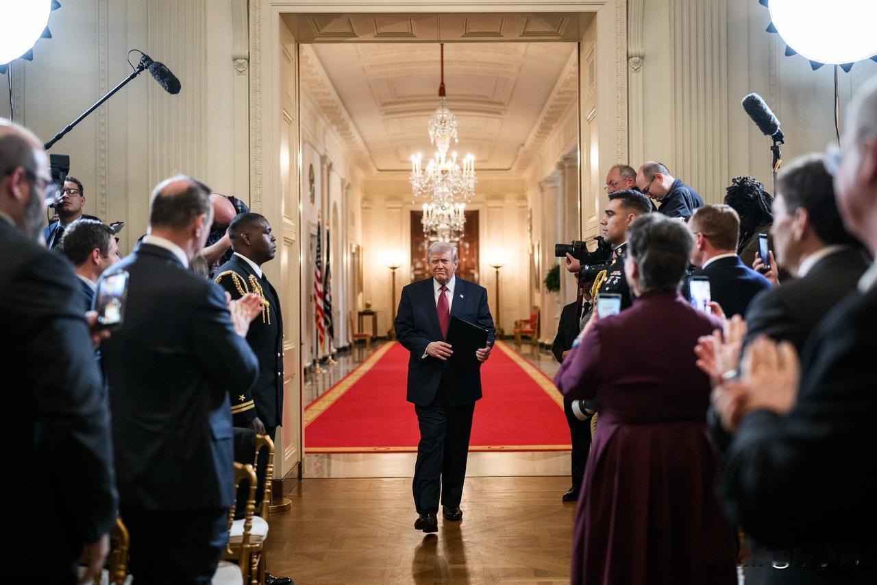 特朗普今天发文说：“正前往华盛顿特区。稍后将在空军一号上召开新闻发布会。卢比奥国