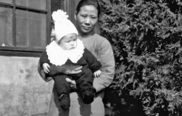 1938年，一名外国婴儿在天津的一家医院出生，可他的父母急于坐船回国，没留下任何
