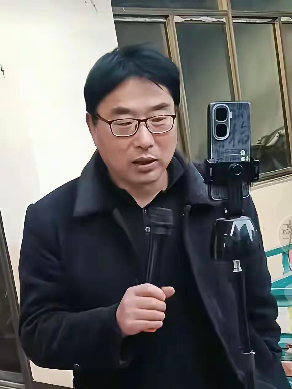 这事儿说出来你可能都不信，大衣哥这回是真栽了，而且是栽在自己亲家手里。朱楼村