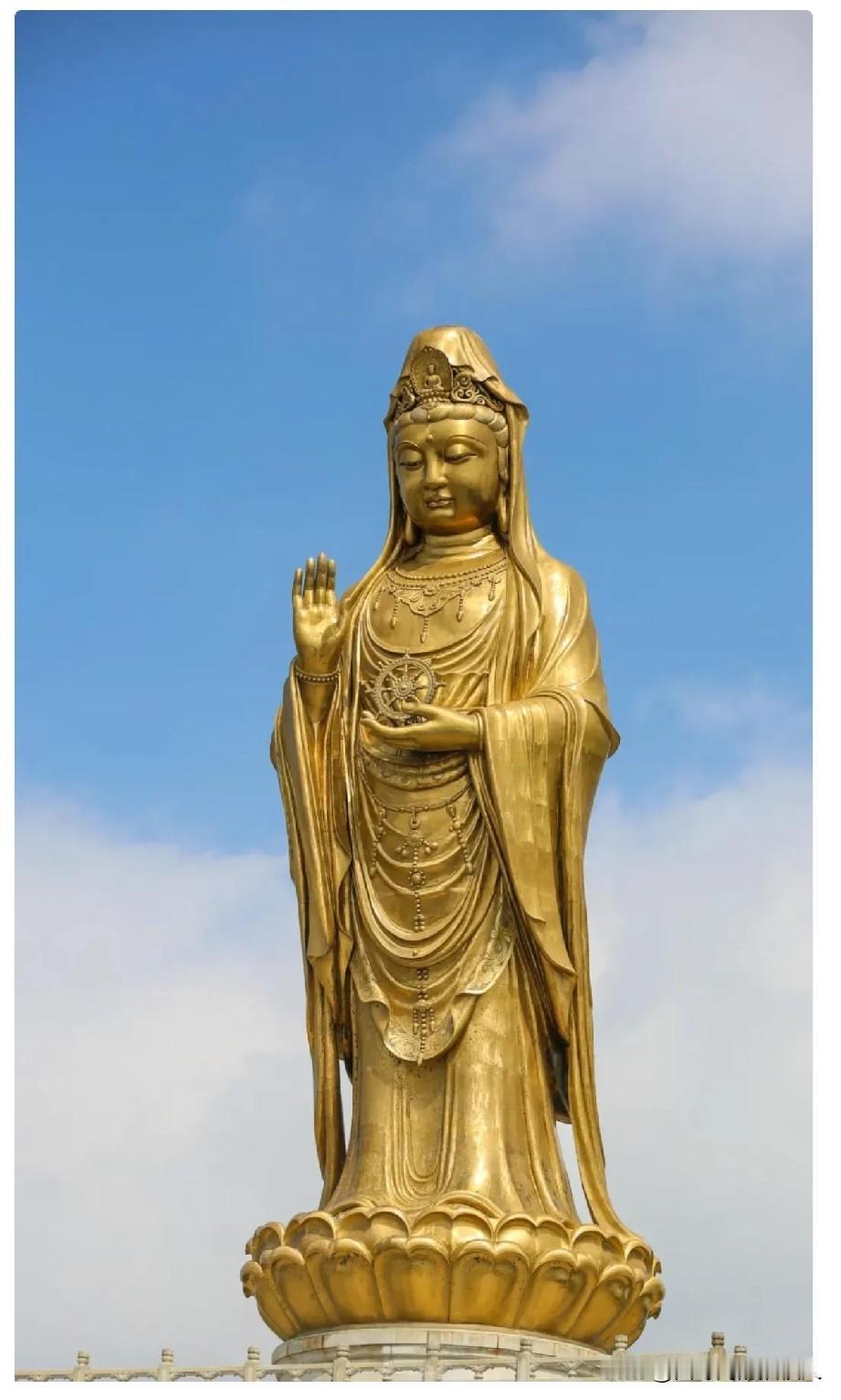 巴威又一次变向，翻看往年台风路径，不少台风靠近普陀山海域时，常会出现路径偏转、临