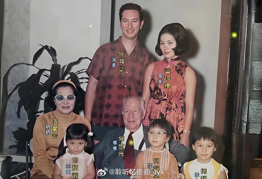 年轻时的何鸿燊，带着二房去探望父母时拍下了这张合照。他当时的穿着特别时髦，颜值也