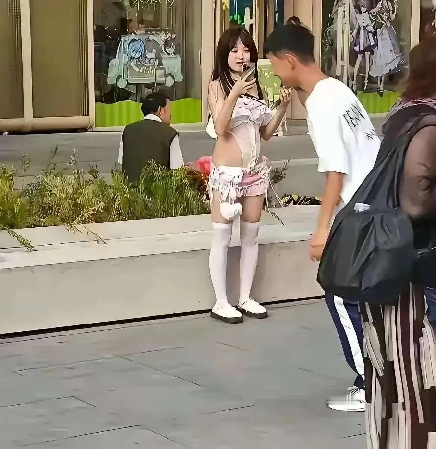 什么样的父母会养出这么没有底线女儿？这种女人会生儿育女吗？会做个好妻子好妈妈好儿