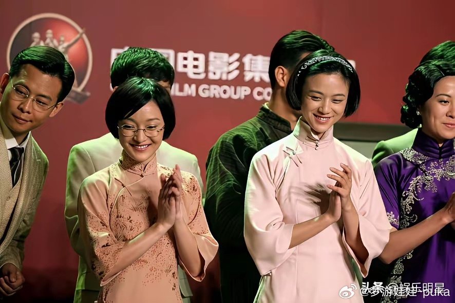感觉汤唯比周迅更适合这种民国少女的造型，不是周迅不好而是汤唯更有一种不服输的特殊气质！​