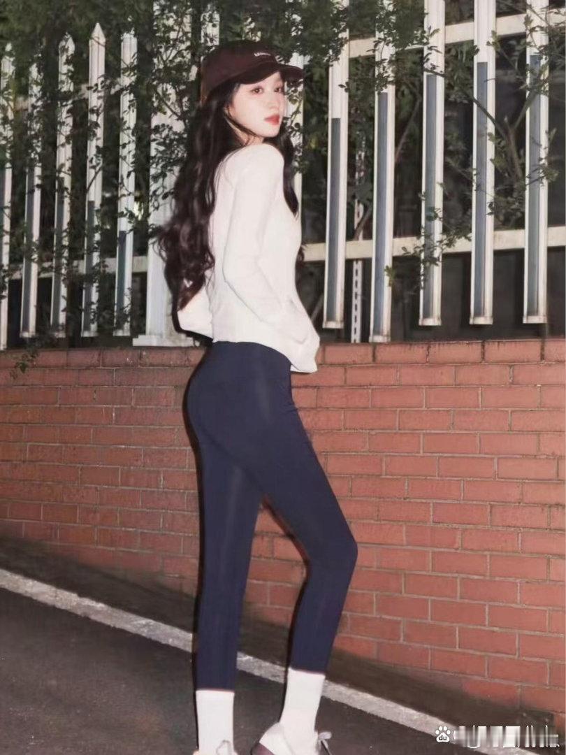 王楚然身姿线条优越，简约鲨鱼裤完美贴合身形，高挑体态尽数展现，身材搭配氛围感直接