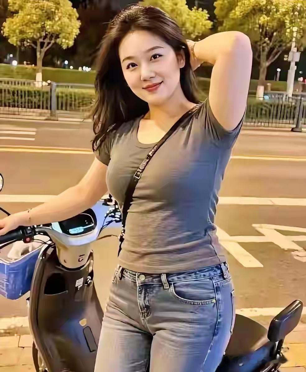 AI创作，注意甄别！一大早，刷到这位风姿绰约的女子，瞬间让我的心情变得愉悦起来