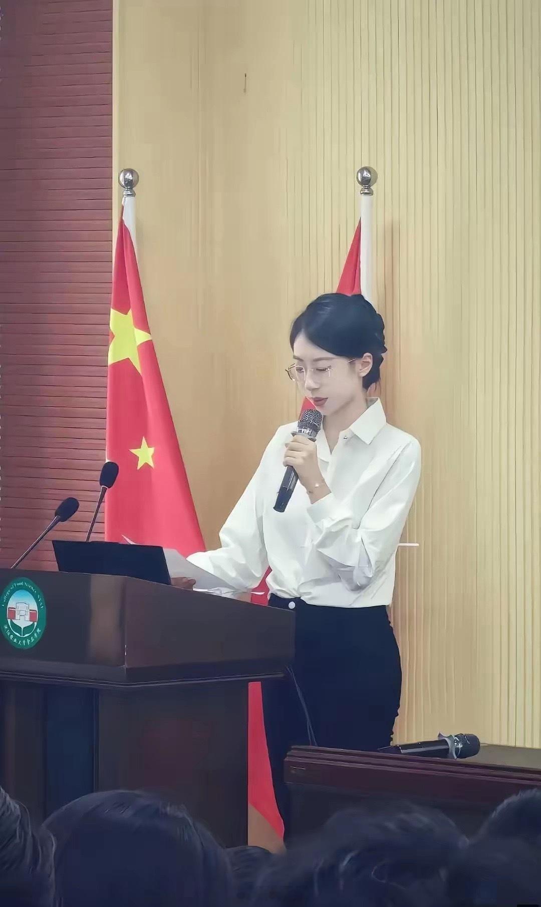 体制内的女生，一看就才貌双全，这得多优秀才能配得上她！