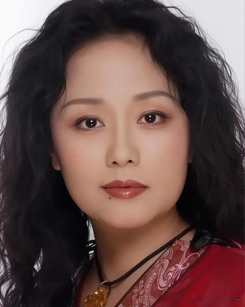 她长得比刘晓庆漂亮，演技不输张瑜，可惜一直以来就是不温不火的那种，有没有还记得她