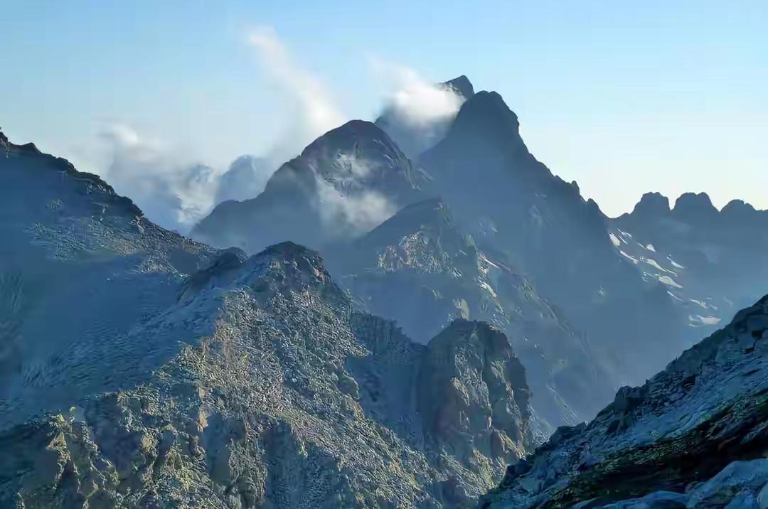 凌晨一点，海拔一千四百米，三个穿短袖短裤的大学生蹲在排水沟里，浑身发抖。其中一个