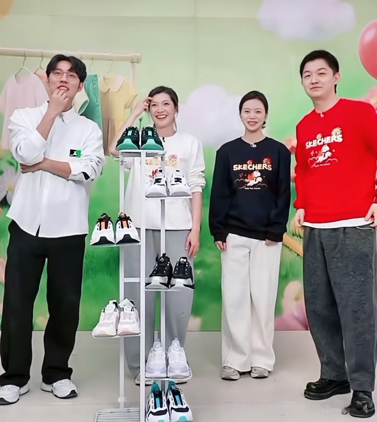 这也太逗了鹏鹏、盼盼、小贝、董董站成一排让观众检验胖没胖[笑着哭]俗话说“每