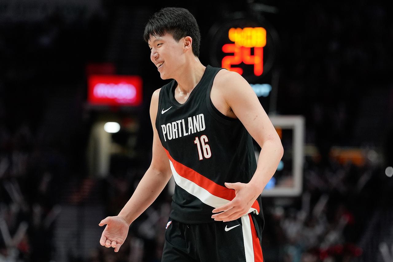 杨瀚森现在是肉眼可见的进步，特别是对篮板的保护！以前是漂在外面，现在敢于肉搏了，