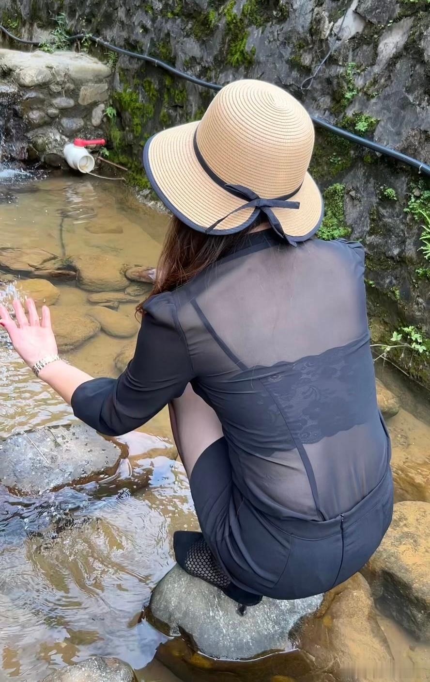 小溪边的女人​​​