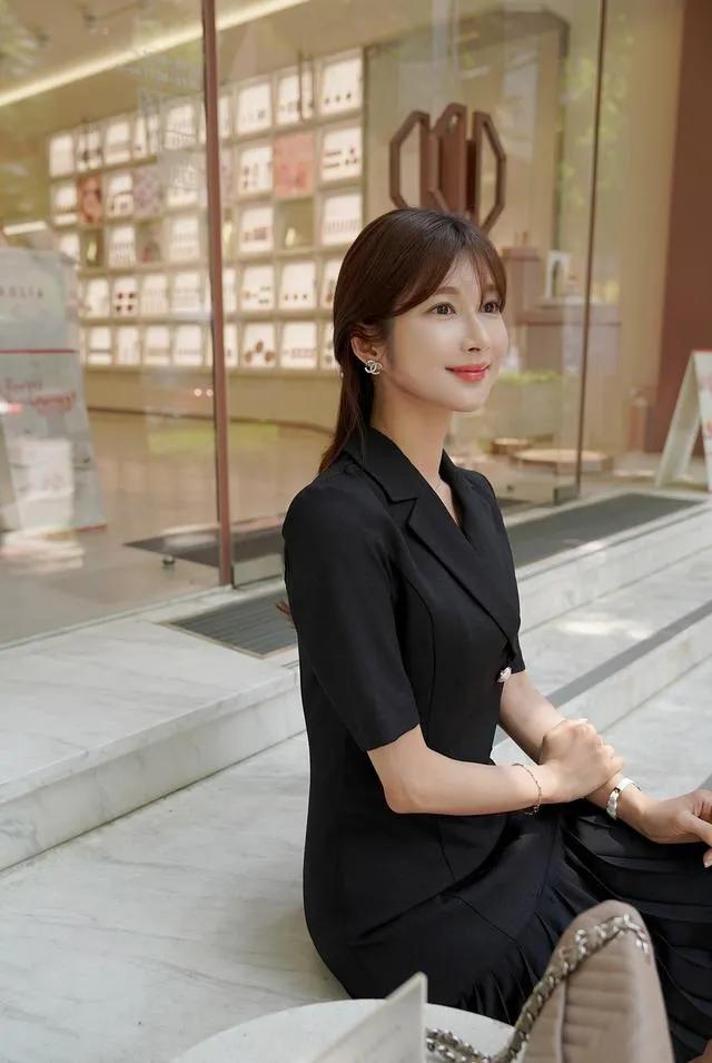 玉容寂寞泪阑干，梨花一枝春带雨。