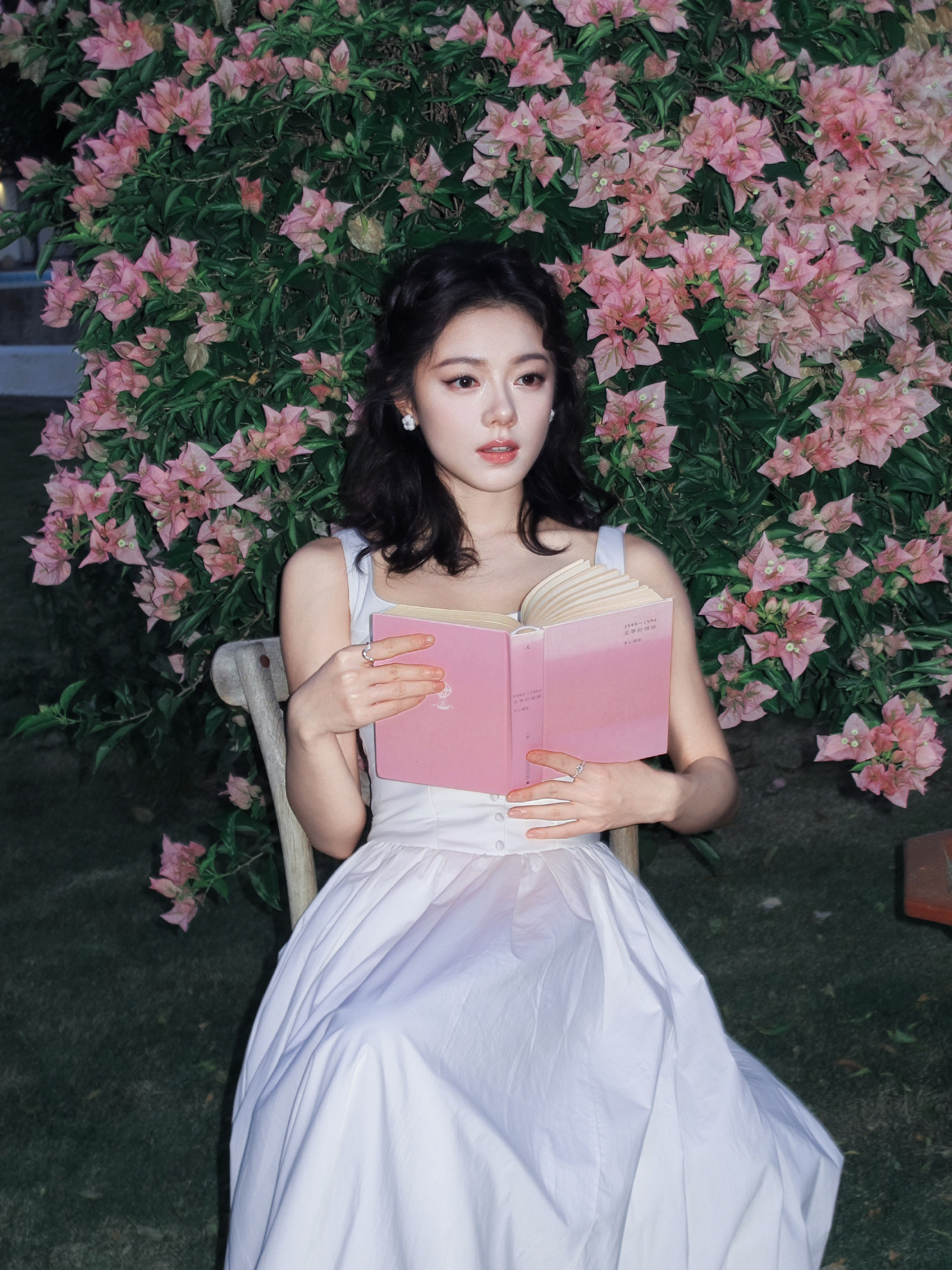赵今麦出圈神图这么来的赵今麦白色方领吊带长裙轻盈灵动，清纯浪漫[爱心]完全被麦麦