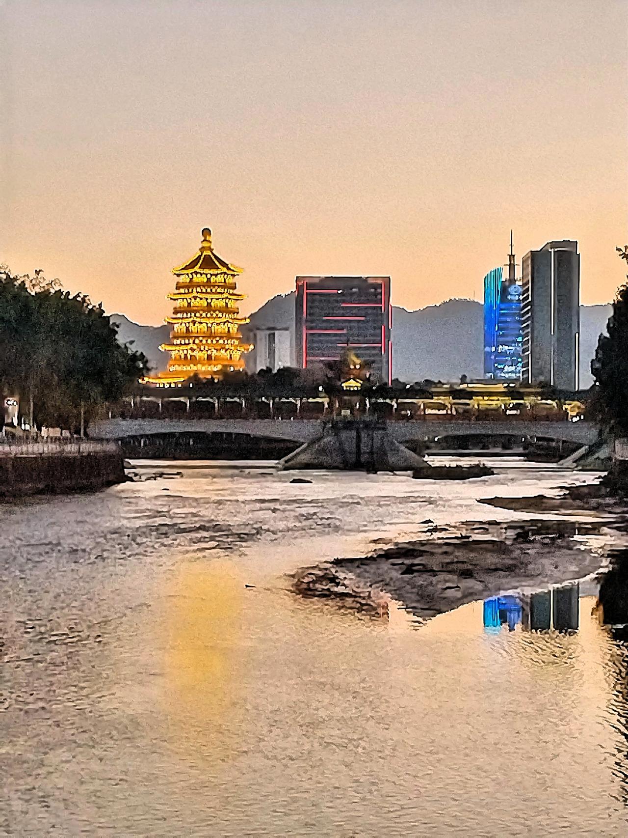 沿着湖畔小径漫步，脚下石板路被夕阳染成橙红色。岸边花朵在余晖中格外娇艳，红似火，