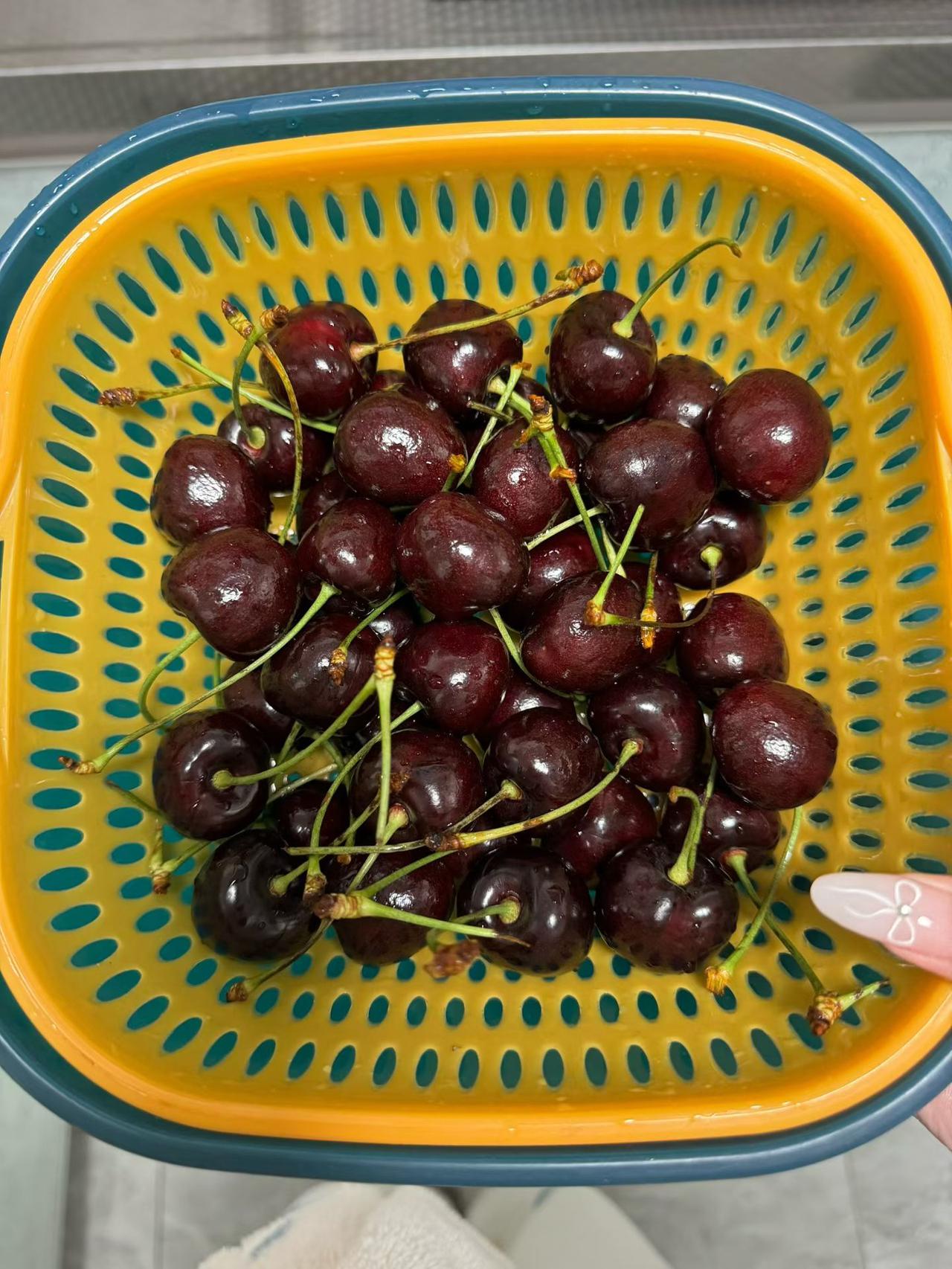 谁懂啊！我的快乐车厘子终于到了！刚拆箱就被这满满一筐黑亮黑亮的果子惊到了，