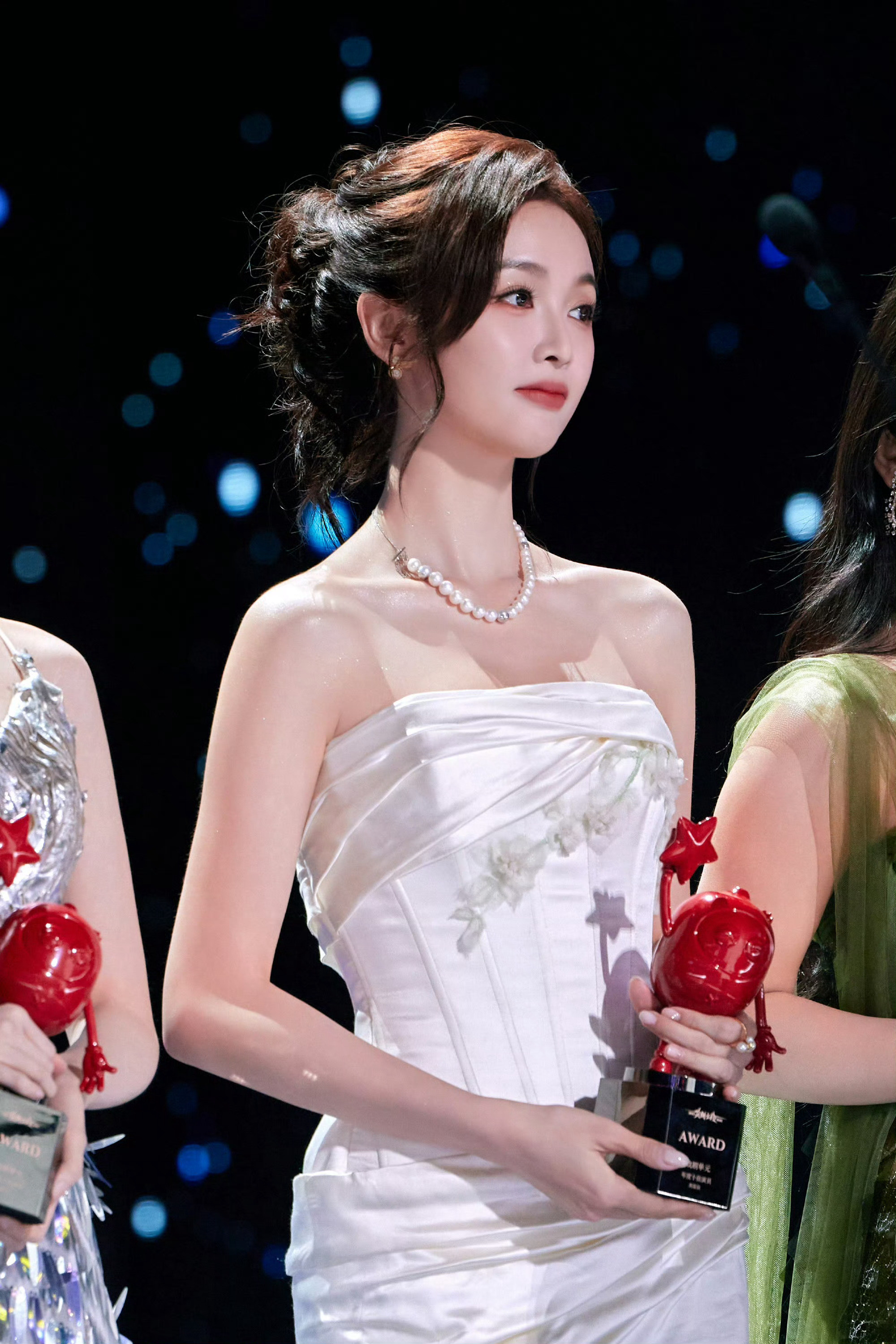 吴宣仪｜2025爱奇艺尖叫之夜｜InesdiSanto白裙