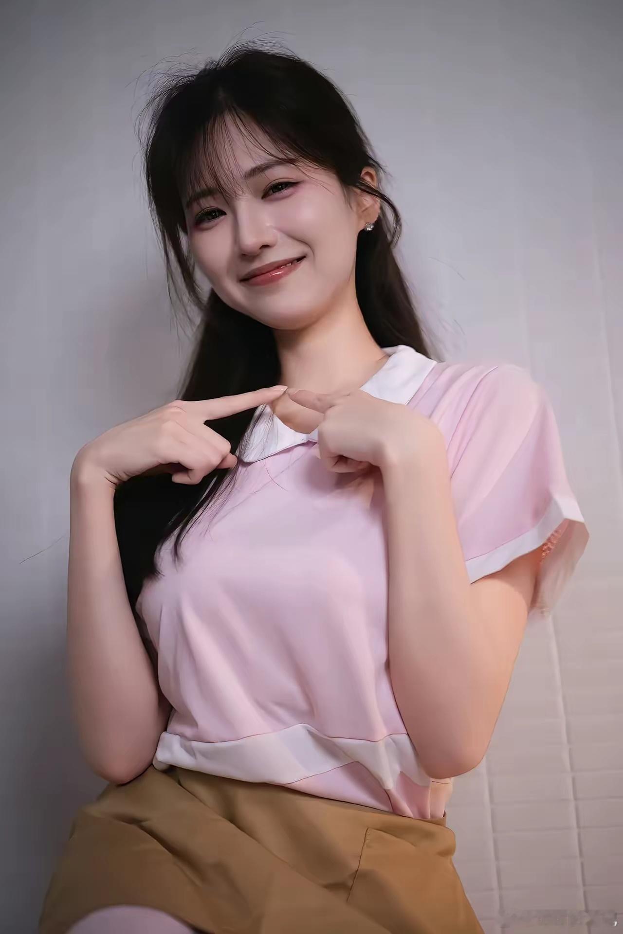 笑靥如花，娇羞似春。