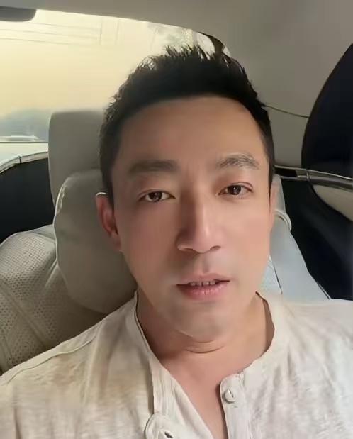 汪小菲特高兴的分享他公司的一件喜事，却意外曝光了张兰不为人知的一面！坐在车里