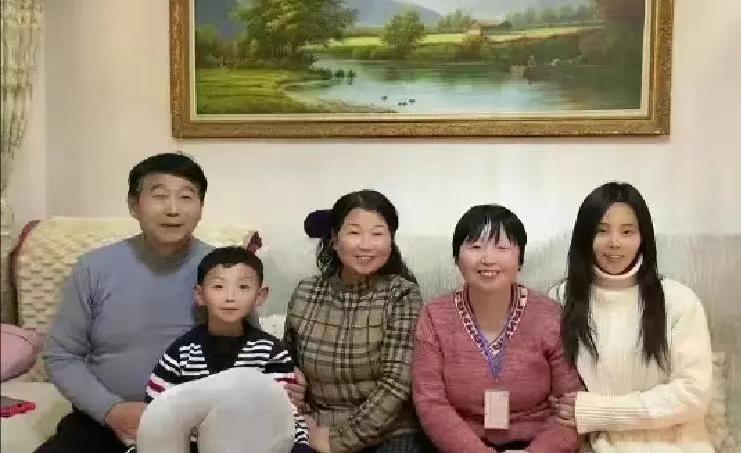 姚策的姐姐虽然智力跟同龄人不一样，但是在家里跟家人的合影，真的让人觉得她傻人有傻