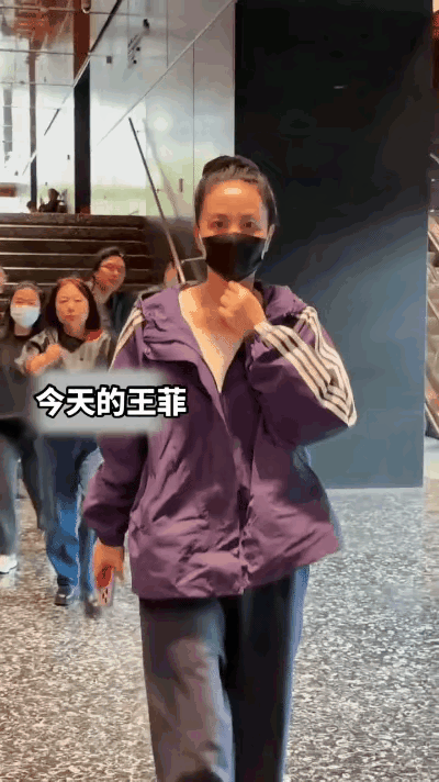 57岁王菲，罕见露面！5月1号，王菲罕见冲上了热搜，这次不是因为谢霆锋，也不