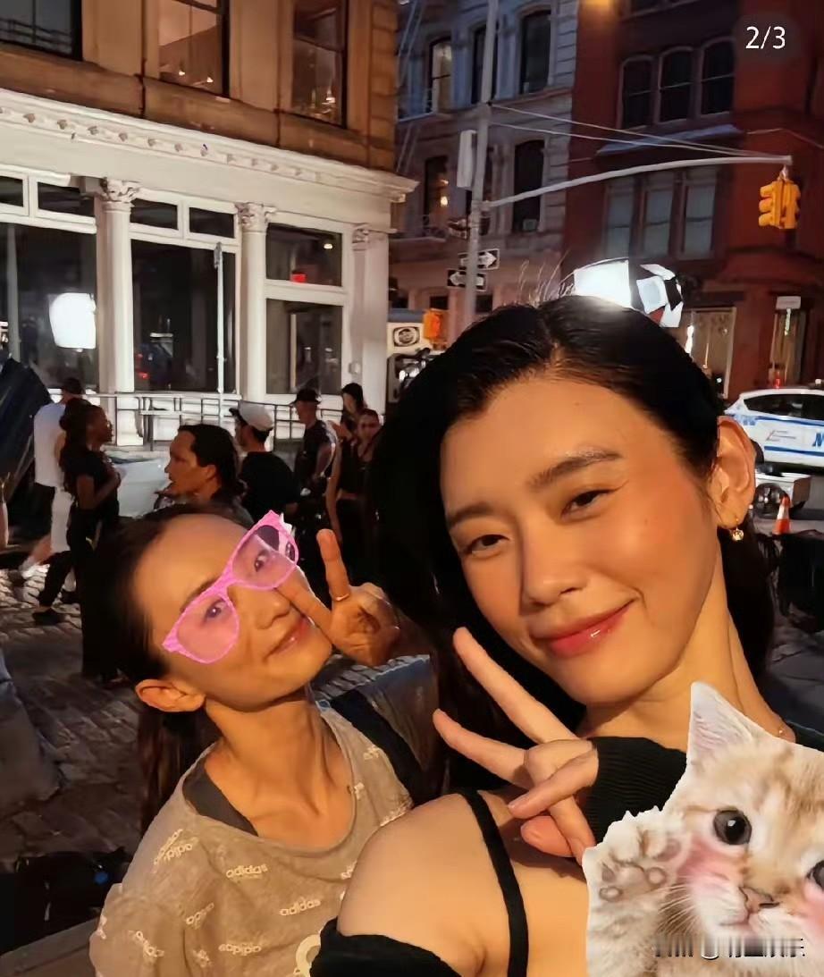 奚梦瑶现身美国街头拍摄，被网友偶遇，热情合影，怼脸拍都看不到脸上有瑕疵，真人又白
