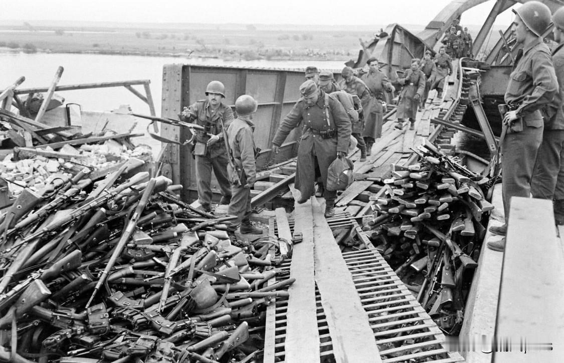1945年一支德军部队历尽千辛万苦，向盟军投降，他们避免向苏军投降。一名德国