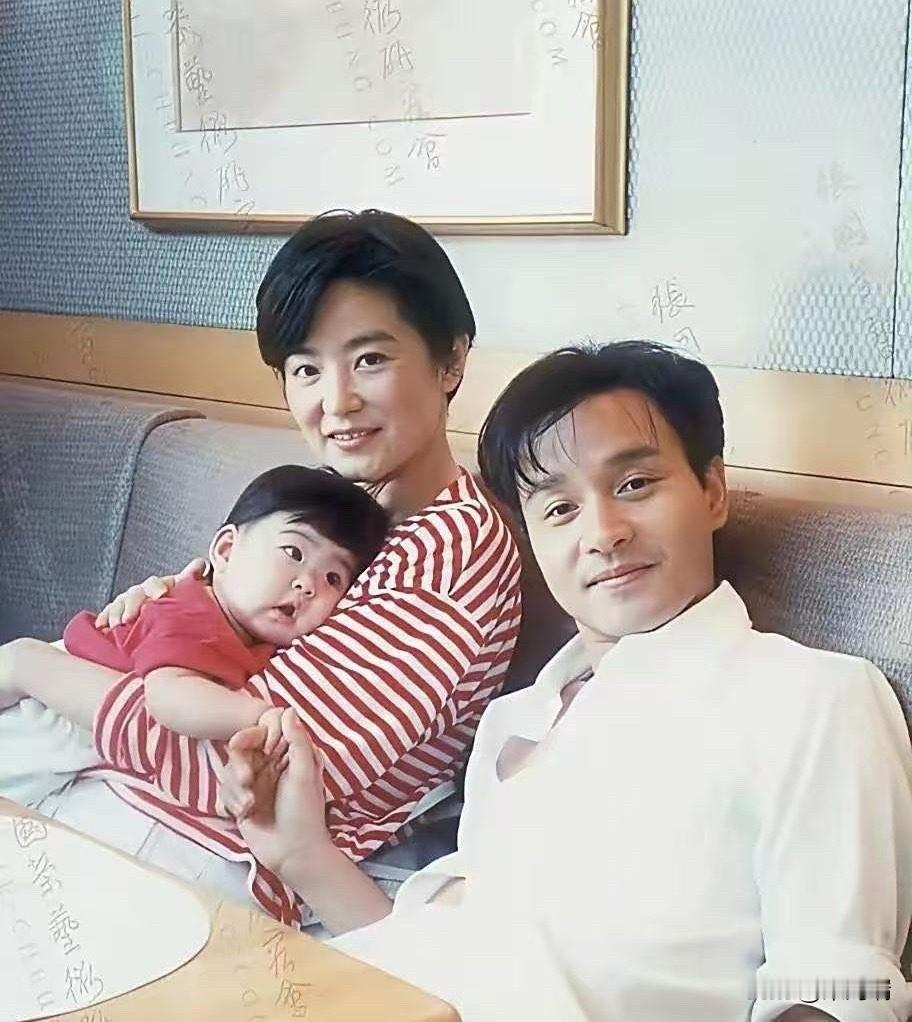 1996年，林青霞生下大女儿邢爱林后，张国荣专程前往探望。当时，产后仅三个月的林