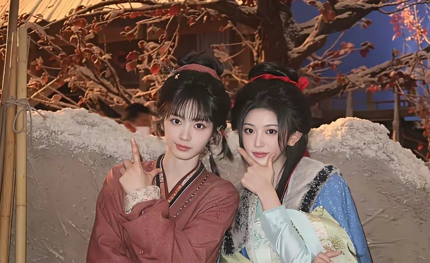 田曦薇和孔雪儿同框合照，一个精致小巧，一个发包撑满，不得不说还是头包脸更上镜。