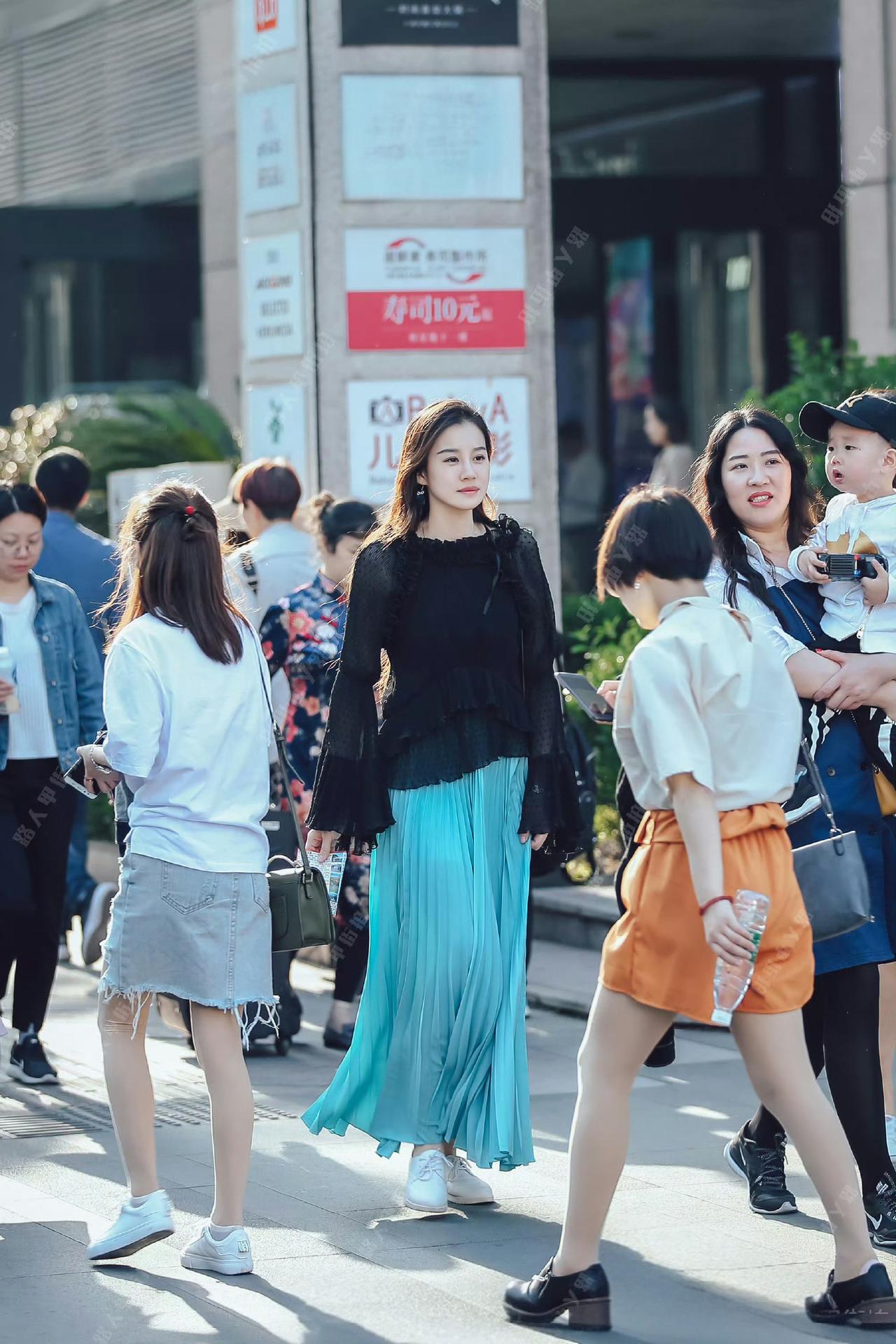 在人群中多看了她一眼……