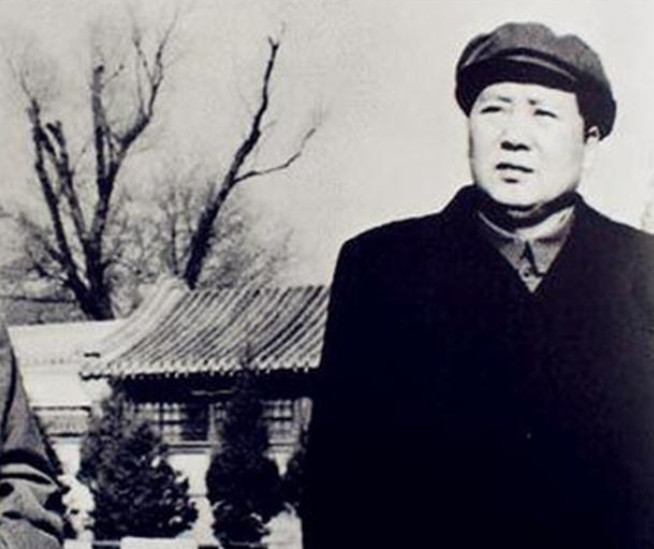 1951年，10万志愿军被美军层层包围，境况危急，彭老总马不停蹄发送电报向毛主席