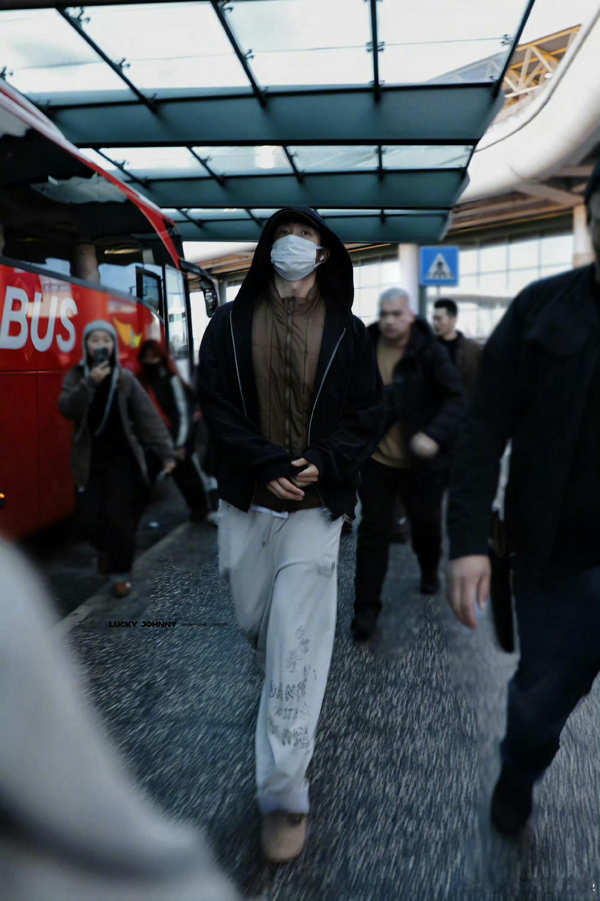 米兰的黄景瑜我狠狠笑纳了黄景瑜米兰穿黑色皮衣超酷！修身版型显身材，搭配黑色长裤