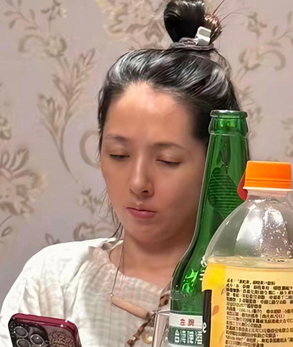 向佐又去台北看望老婆和岳父，一家10口人吃饭特别热闹。42岁郭碧婷没化妆坐在爸爸