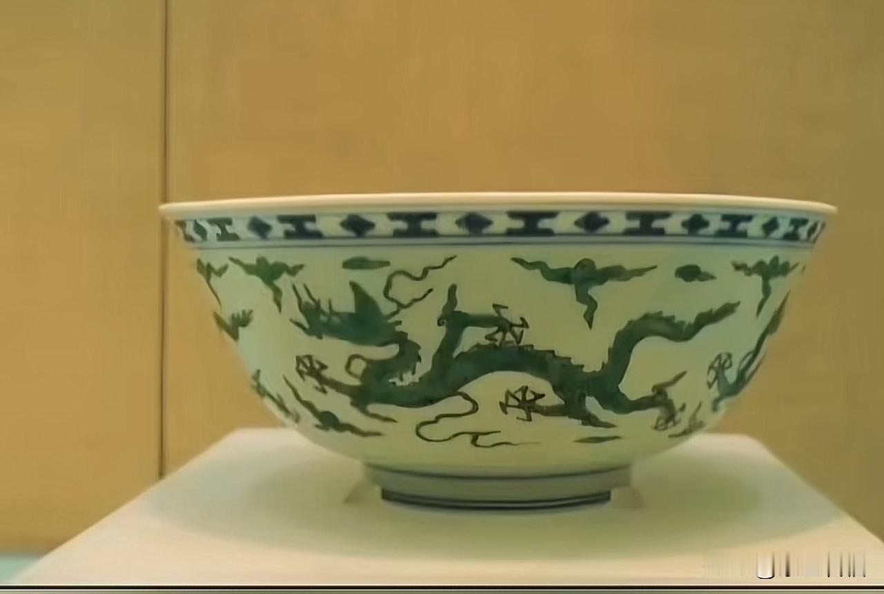 庞叔令陷入了沉默，就连郭礼典也未曾料到，这位名为徐湖平的老院长，竟将捐赠的藏品转