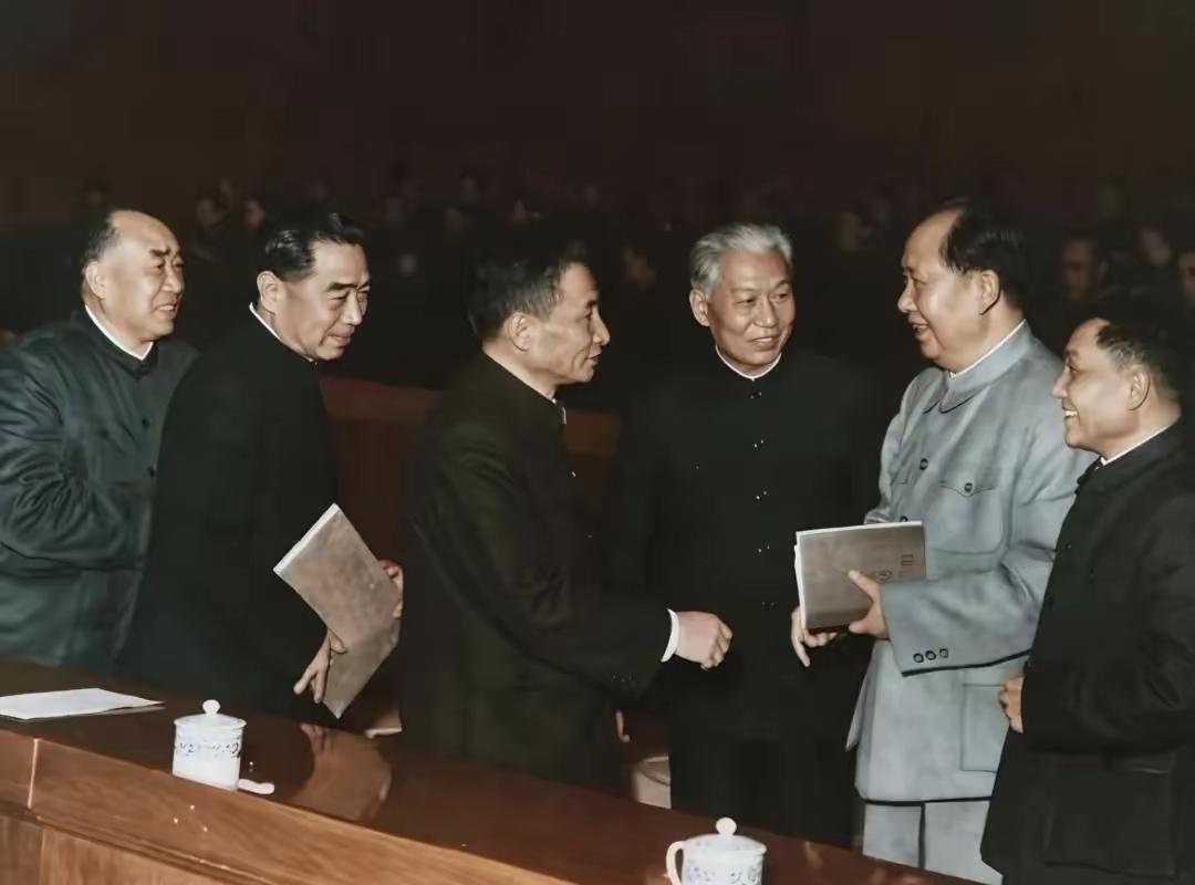 这是1962年，北京七千人大会，主席台。这是一张难得的照片，一个是这张照片不
