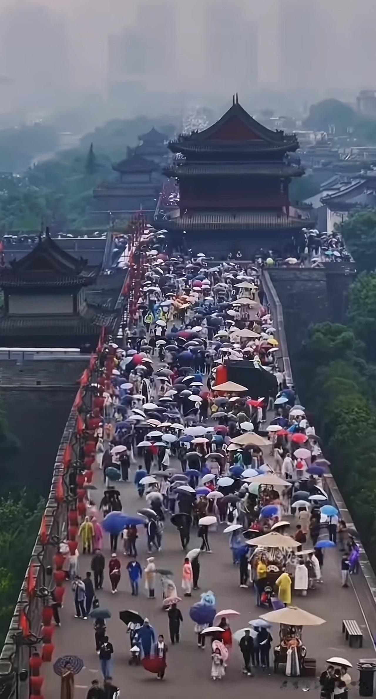 西安，城墙，五一，雨。“伞”军攻陷城墙。
